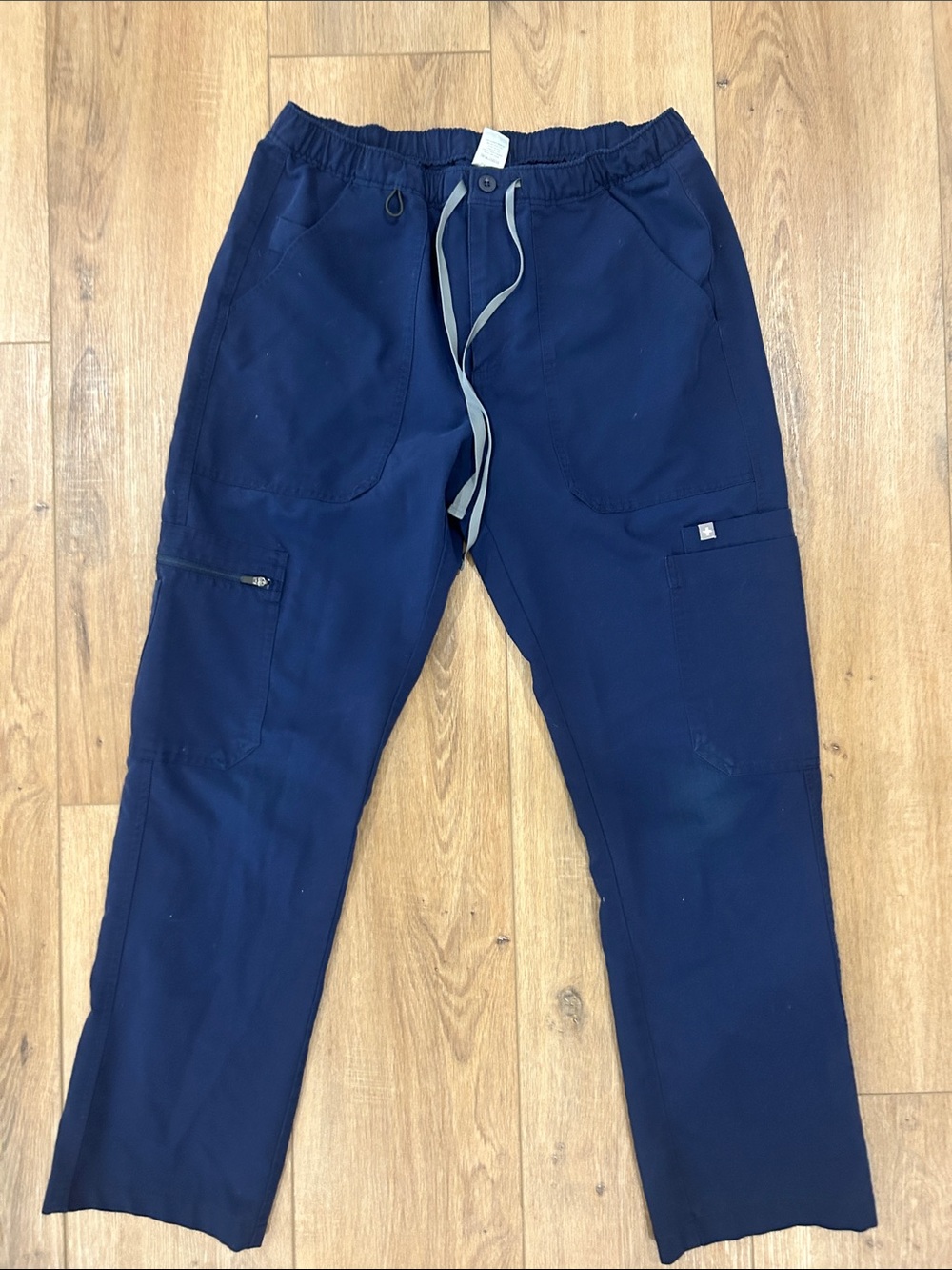 FIGS Set - Leon Scrub Top and Cairo Straight-Leg Scrub Pants - Picture 2 of 12